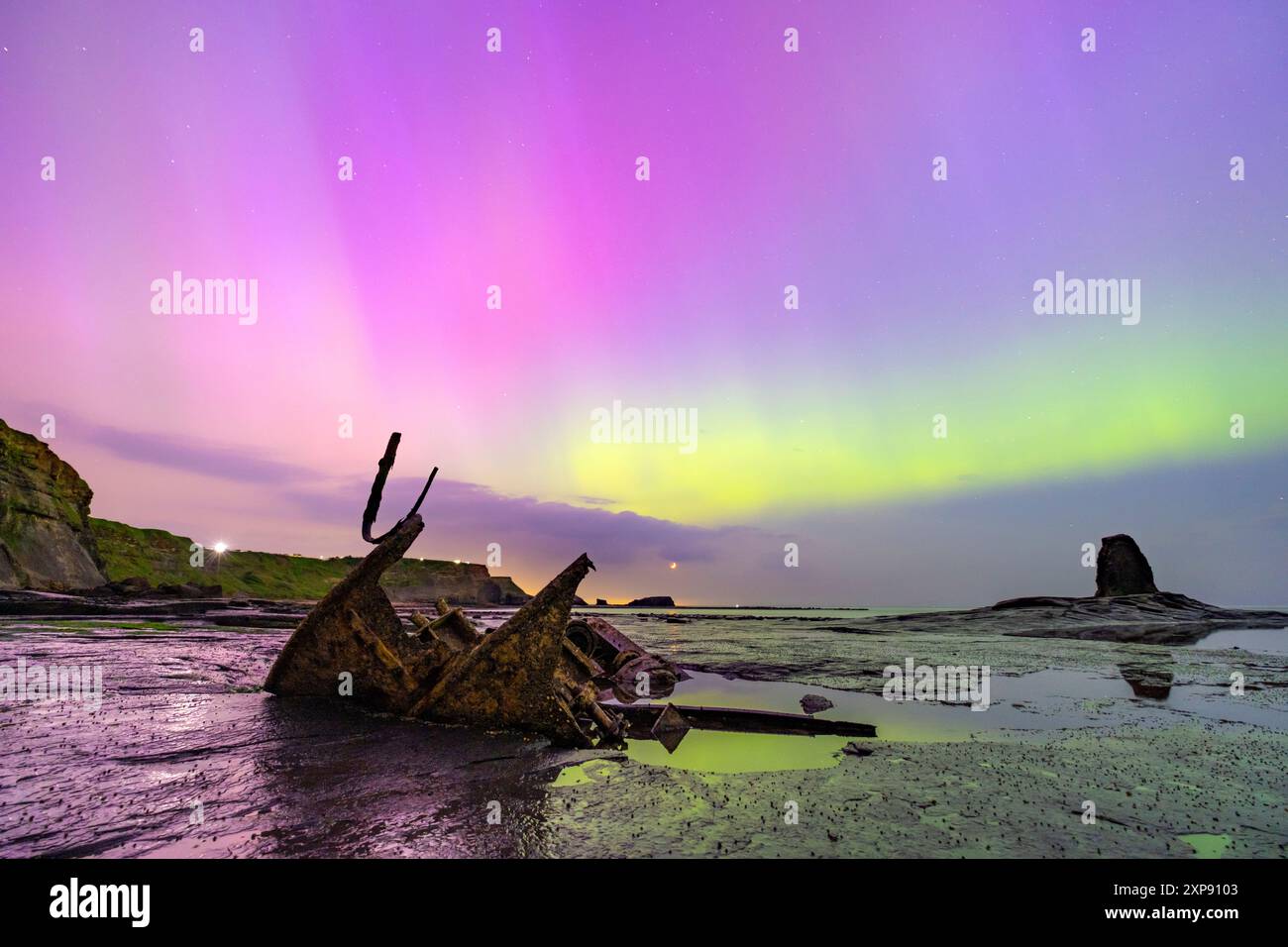 Aurora boreale a Saltwick Bay, vicino a Whitby, nel North Yorkshire, venerdì 10 maggio 2024, la più grande tempesta geomagnetica degli ultimi due decenni Foto Stock