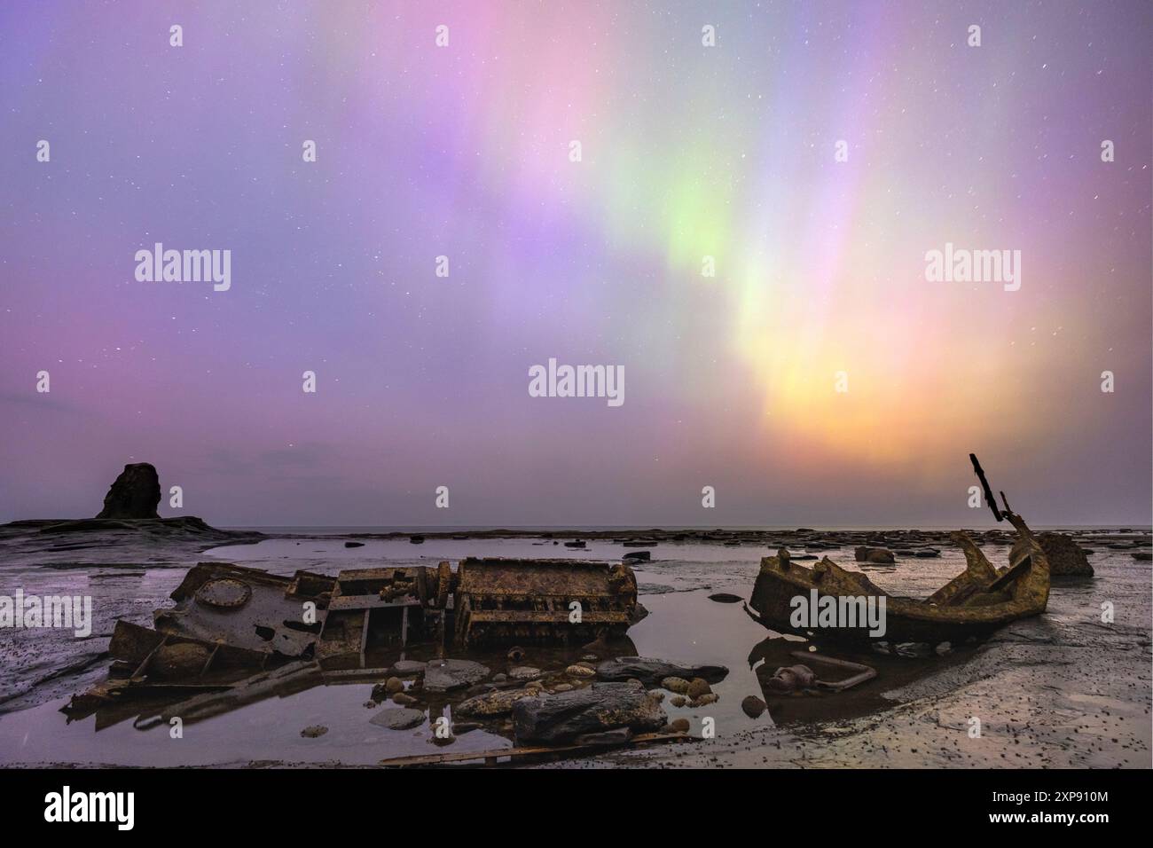 Aurora boreale a Saltwick Bay, vicino a Whitby, nel North Yorkshire, venerdì 10 maggio 2024, durò la tempesta geomagnetica più forte degli ultimi due decenni Foto Stock