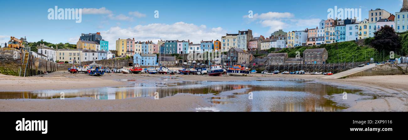 Panorama della città di Tenby dalla spiaggia Foto Stock