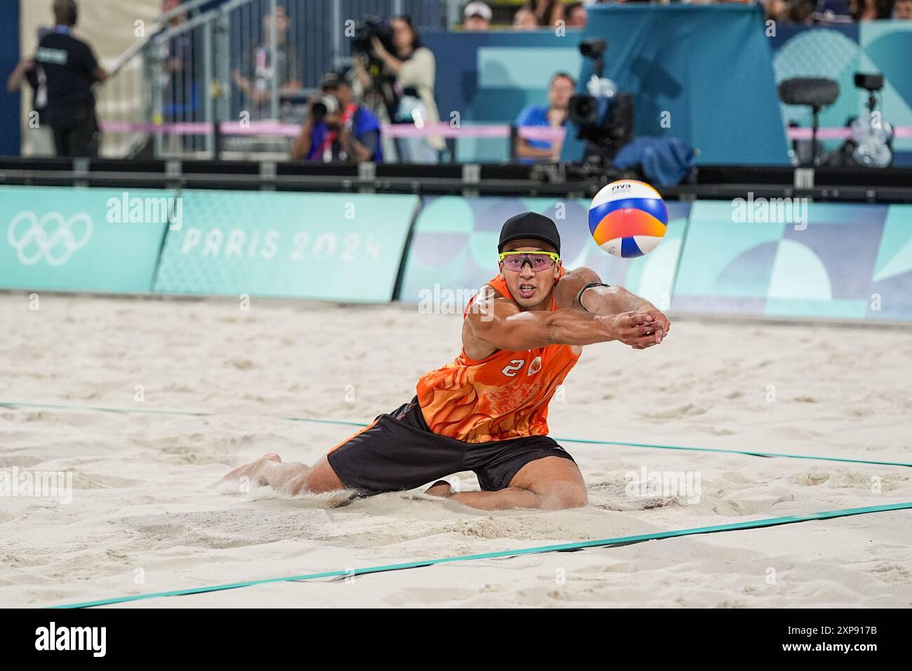 Parigi, Francia. 4 agosto 2024. PARIGI, FRANCIA - 4 AGOSTO: Matthew Immers dei Paesi Bassi gareggia nella gara maschile del 16 durante il 9° giorno del Beach Volleybal - Giochi Olimpici di Parigi 2024 allo stadio della Torre Eiffel il 4 agosto 2024 a Parigi, Francia. (Foto di Andre Weening/Orange Pictures) credito: Orange Pics BV/Alamy Live News Foto Stock