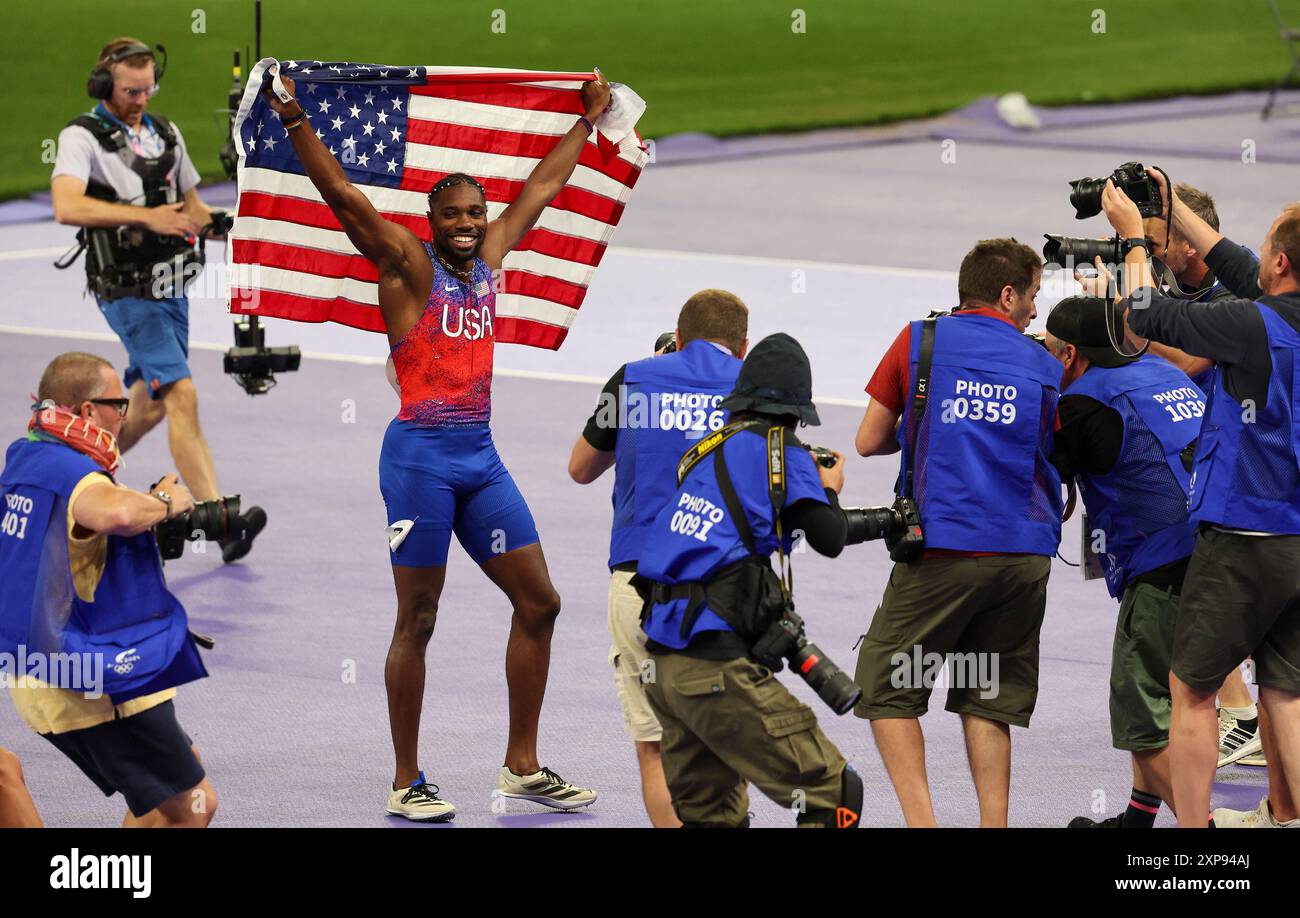 Parigi, Francia. 4 agosto 2024. Noah Lyles degli Stati Uniti celebra la medaglia d'oro durante la finale maschile dei 100 m allo Stade de France durante la gara di atletica leggera dei Giochi Olimpici di Parigi 2024 a Parigi, in Francia, domenica 4 agosto 2024. Foto di Maya Vidon-White/UPI credito: UPI/Alamy Live News Foto Stock