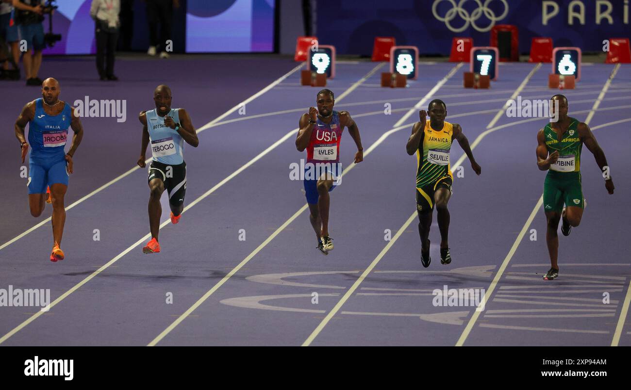 Parigi, Francia. 4 agosto 2024. Noah Lyles degli Stati Uniti, centro, gareggia per la medaglia d'oro durante la finale maschile dei 100 m allo Stade de France durante la gara di atletica leggera dei Giochi Olimpici di Parigi 2024 a Parigi, Francia, domenica 4 agosto 2024. Foto di Maya Vidon-White/UPI credito: UPI/Alamy Live News Foto Stock