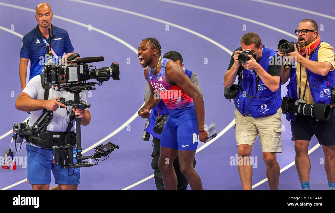 Parigi, Francia. 4 agosto 2024. Noah Lyles degli Stati Uniti celebra una medaglia d'oro durante la finale maschile dei 100 m allo Stade de France durante la gara di atletica leggera dei Giochi Olimpici di Parigi 2024 a Parigi, in Francia, domenica 4 agosto 2024. Foto di Maya Vidon-White/UPI credito: UPI/Alamy Live News Foto Stock