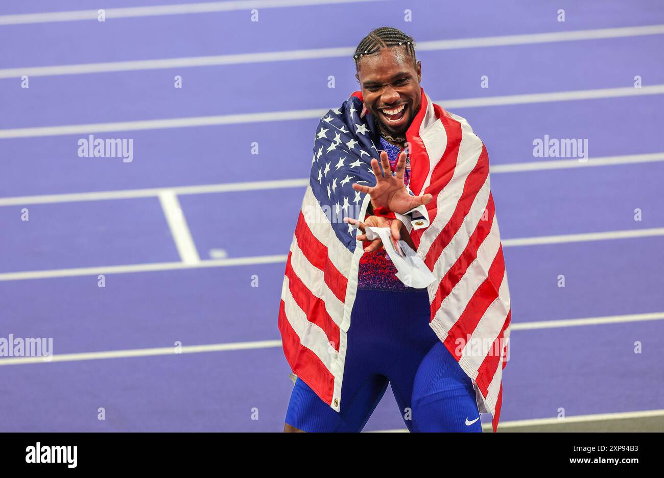 Parigi, Francia. 4 agosto 2024. Noah Lyles degli Stati Uniti si avvolge nella bandiera degli Stati Uniti per celebrare la medaglia d'oro durante la finale maschile dei 100 m allo Stade de France durante la gara di atletica leggera dei Giochi Olimpici di Parigi 2024 a Parigi, Francia, domenica 4 agosto 2024. Foto di Maya Vidon-White/UPI credito: UPI/Alamy Live News Foto Stock
