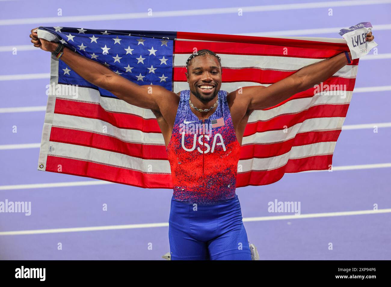 Parigi, Francia. 4 agosto 2024. Noah Lyles degli Stati Uniti festeggia con la bandiera degli Stati Uniti dopo aver guadagnato la medaglia d'oro durante la finale maschile dei 100 m allo Stade de France durante la gara di atletica leggera dei Giochi Olimpici di Parigi 2024 a Parigi, Francia, domenica 4 agosto 2024. Foto di Maya Vidon-White/UPI credito: UPI/Alamy Live News Foto Stock