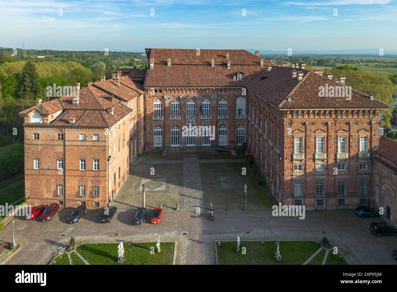 Vista aerea del Castello Ducale di Aglie, Piemonte, Italia, in una giornata di primavera di sole Foto Stock