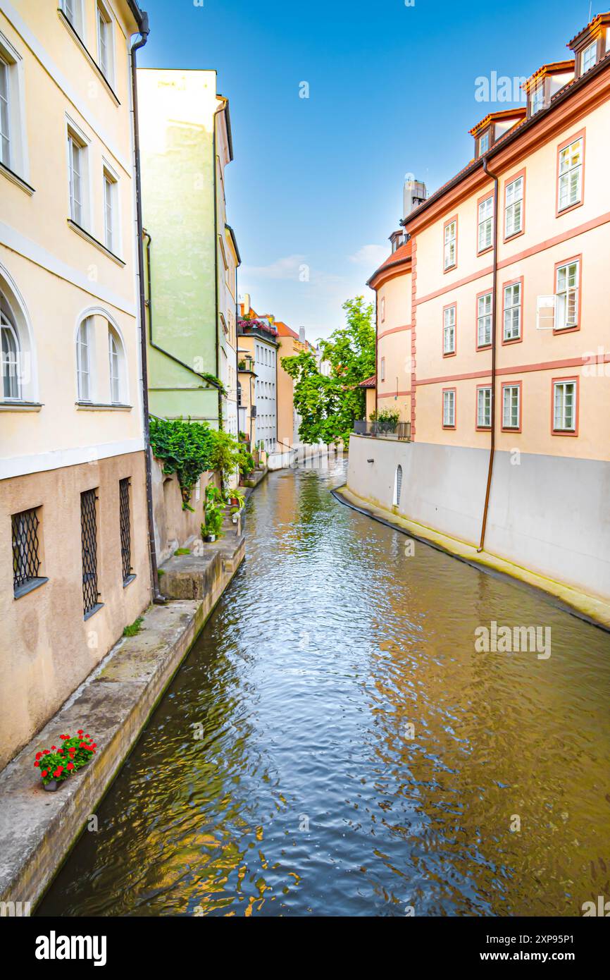Certovka (Canale del Diavolo), a volte chiamato anche la piccola Venezia di Praga. Repubblica Ceca. Facciate colorate di case in un borde del quartiere di Praga Foto Stock