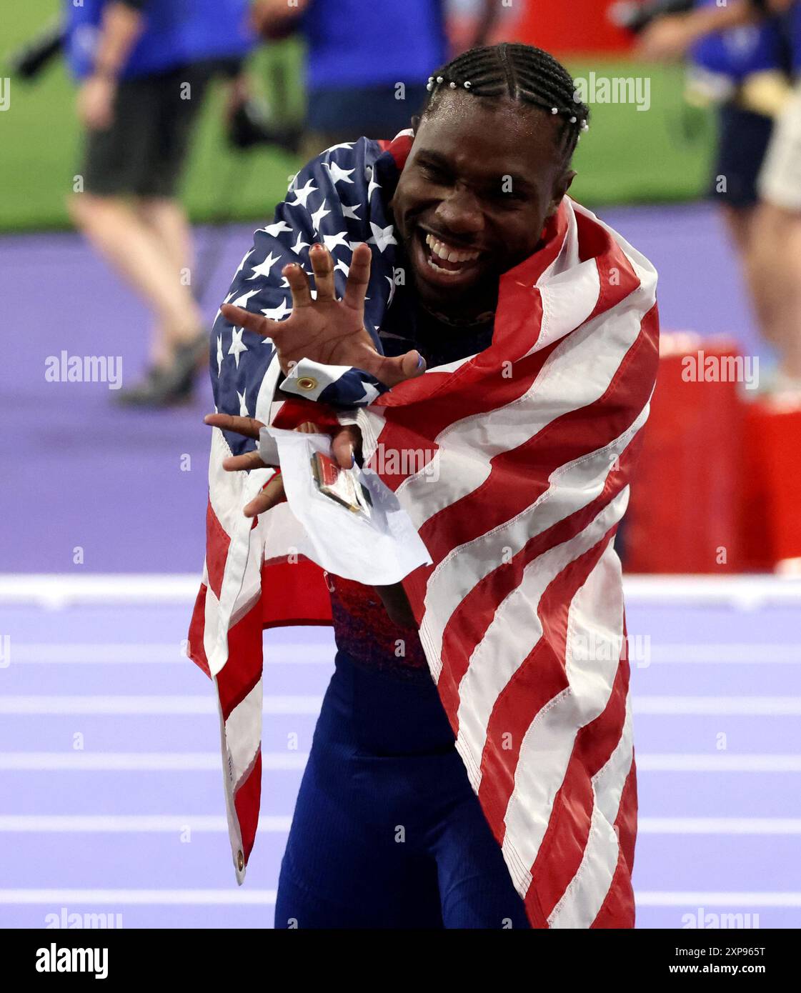 Parigi, Francia. 4 agosto 2024. Olimpiadi di Parigi: Atletica leggera. Noah Lyles, la medaglia d'oro degli Stati Uniti, festeggia con la bandiera dopo aver vinto la finale maschile di 100 m sul tracciato dello Stade de France, durante il giorno nove dei Giochi Olimpici di Parigi 2024, Parigi, Francia. Crediti: Adam Stoltman/Alamy Live News Foto Stock