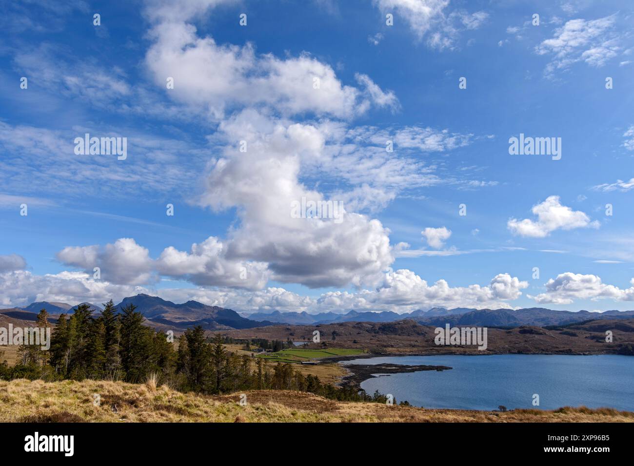 Scenario montano sul lago Thùrnaig, una baia al largo di Loch Ewe, Highland Region, Scozia, Regno Unito Foto Stock