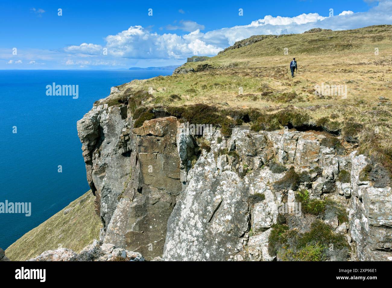 Una camminata sulla cima della scogliera costiera cammina sotto Beinn an Eòin sul lato nord di Glen Brittle, Isola di Skye, Scozia, Regno Unito Foto Stock