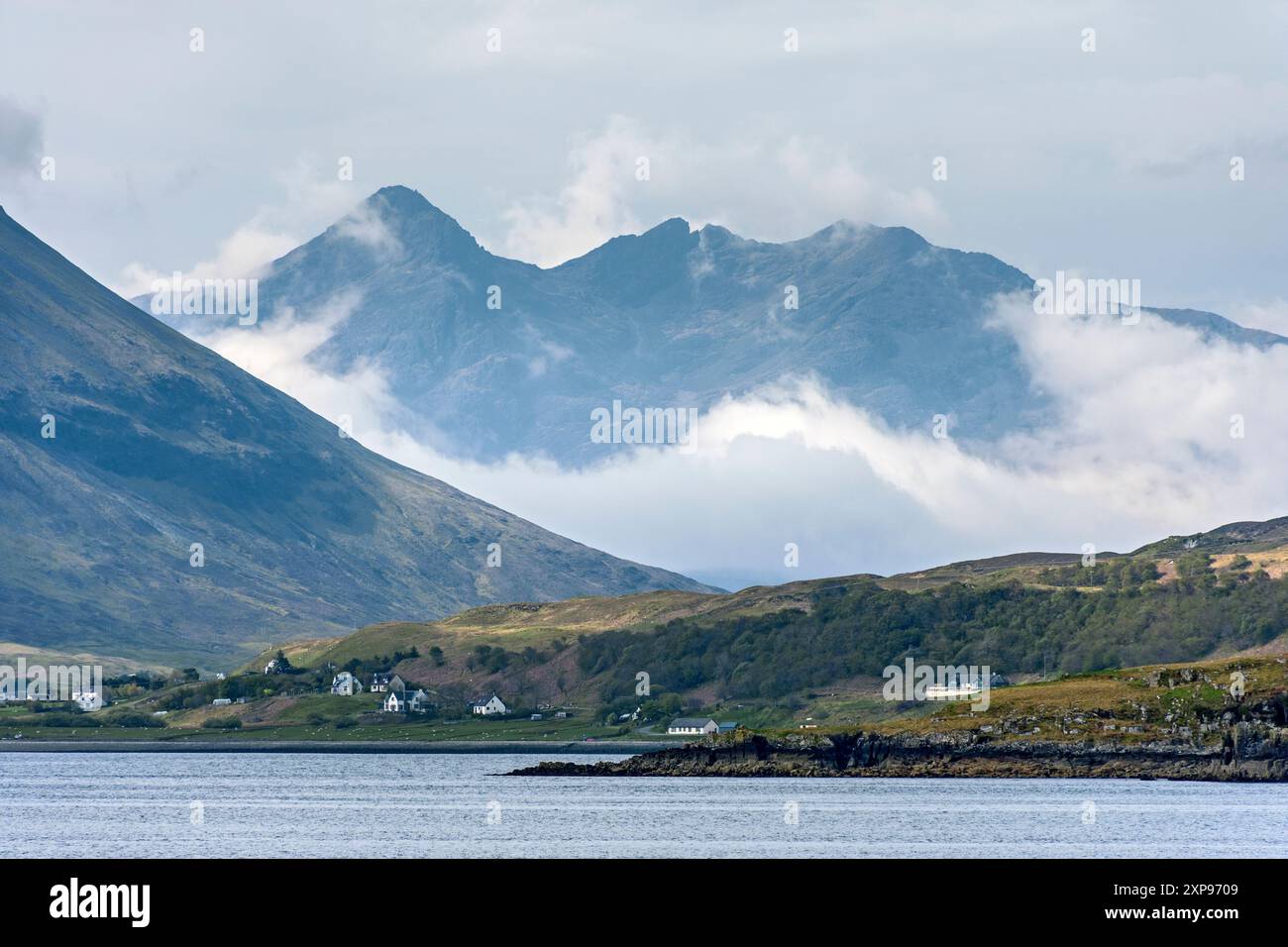 Nebbia sulle montagne Cuillin, Isola di Skye, dal terminal dei traghetti di Clachan sull'Isola di Raasay, Scozia, Regno Unito Foto Stock