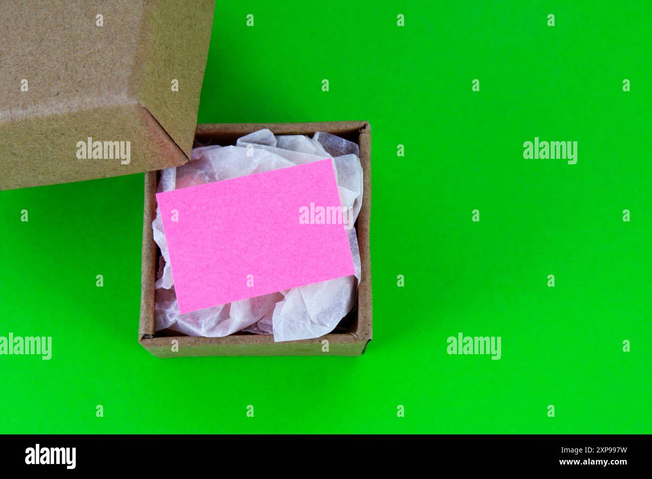 Confezione regalo fatta a mano con nota Foto Stock