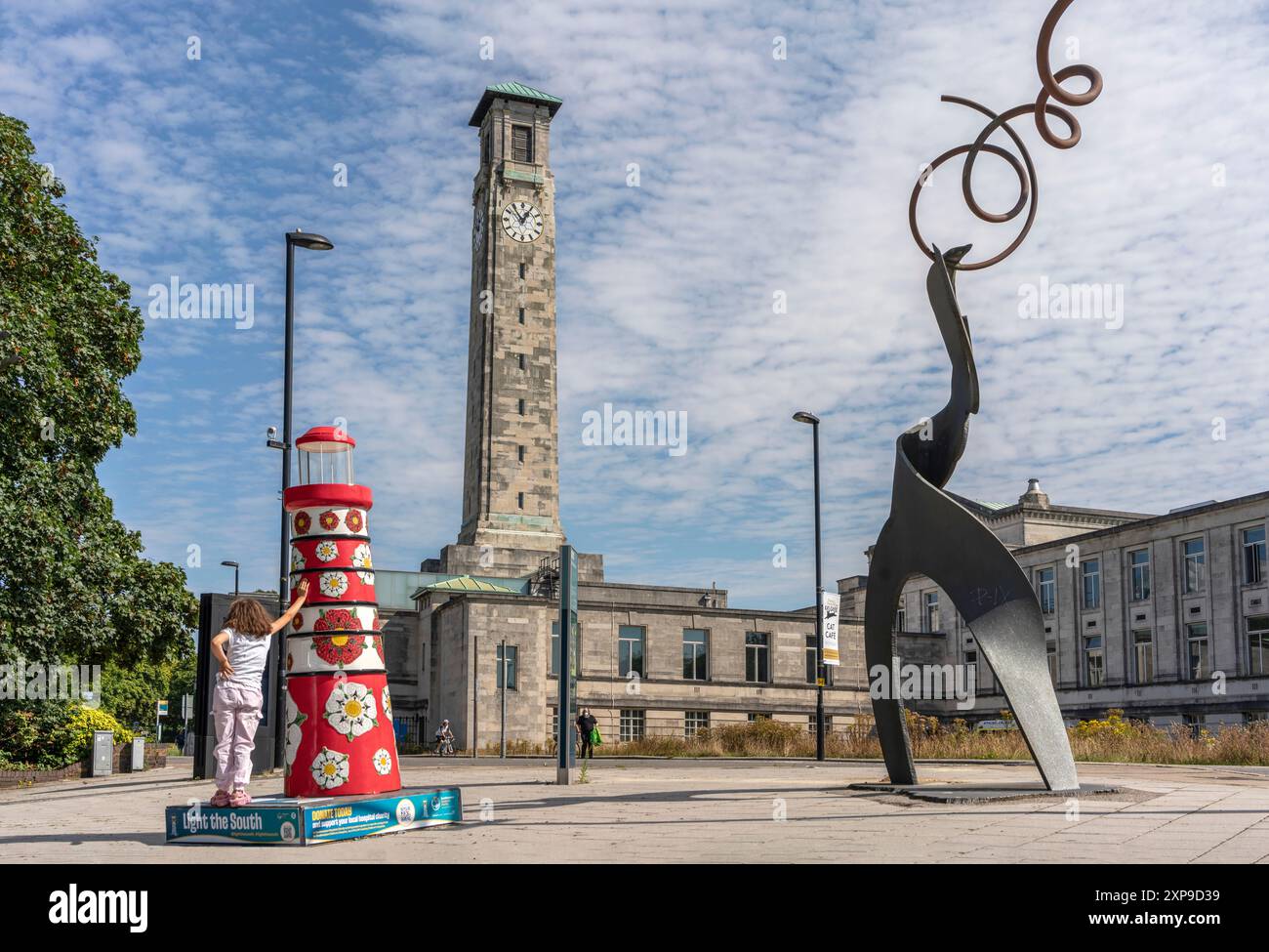 Light the South Art Trail 2024 - installazione artistica di piccoli fari colorati in mostra in tutta la città di Southampton, Hampshire, Inghilterra, Regno Unito Foto Stock