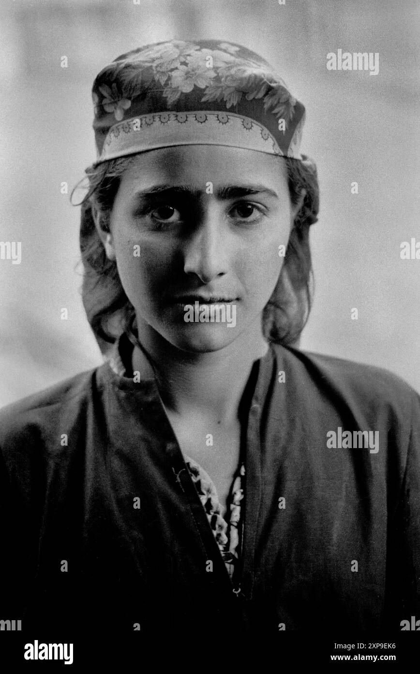 Una giovane ragazza musulmana nel villaggio rurale di Afan - Kashmir India - 1988 Foto Stock