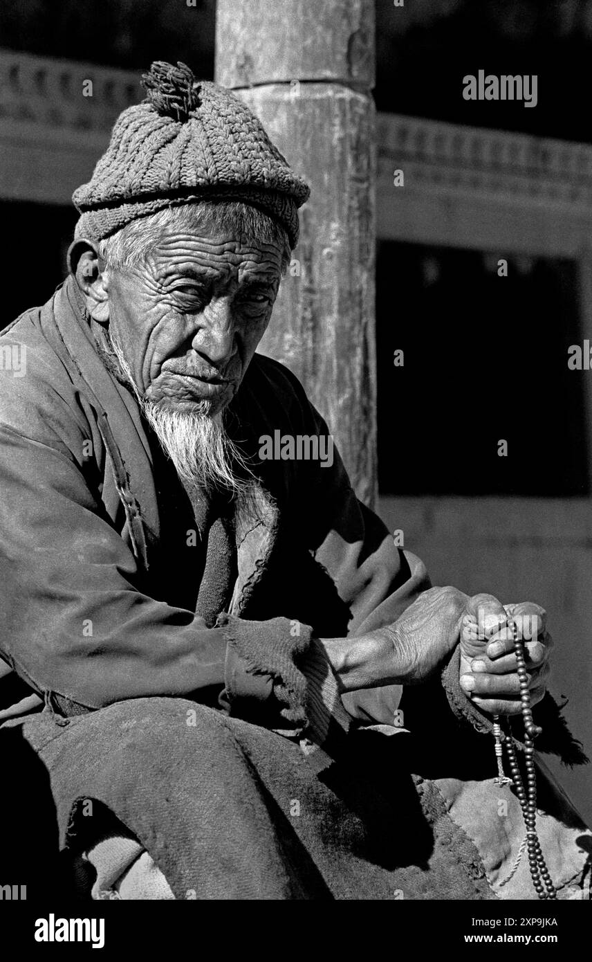 Un pellegrino buddista con perle di preghiera - Monastero di Hemis, Ladakh, India Foto Stock