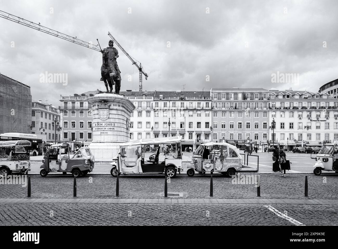 Tuk tuk e pedicabs presso la Statua del re João I. Prac da Figueira, Baixa Lisbona. Concetto di viaggio, trasporto, turismo, vacanza, unico, turisti. Foto Stock