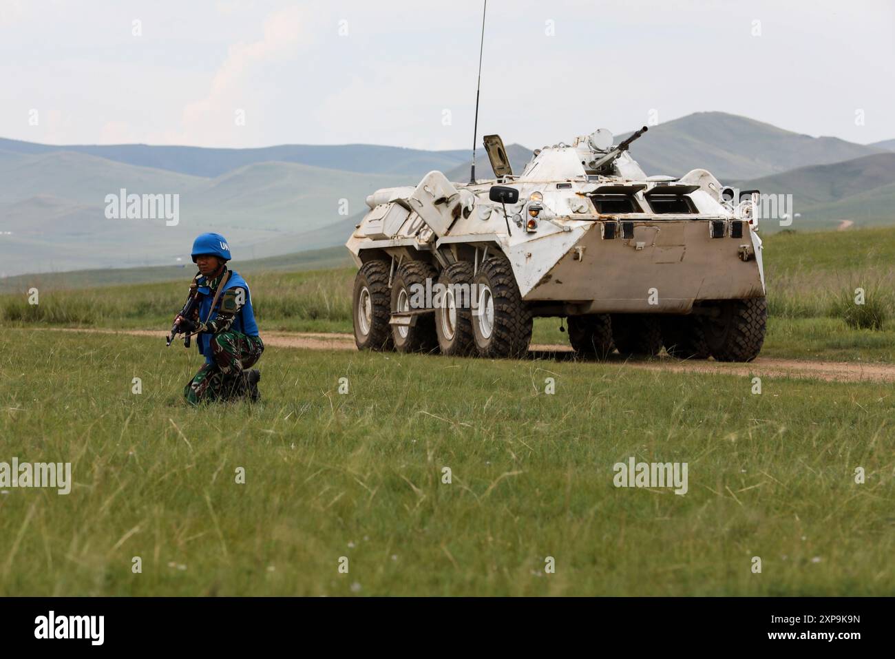 Un soldato indonesiano fornisce sicurezza durante l'addestramento dei convogli con veicoli delle Nazioni Unite come parte dell'esercitazione congiunta Khaan quest 24 presso Five Hills Training area, Mongolia, 30 luglio 2024. Khaan quest è un'esercitazione annuale, multinazionale e multicomponente guidata dalle forze armate mongole, finalizzata a promuovere la pace e la sicurezza regionali. (Foto U.S. Army di Sgt. 1st Class Joshua S. Brandenburg) Foto Stock