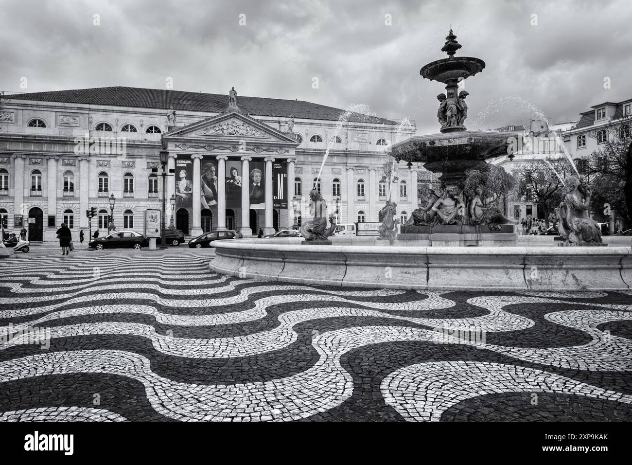 Teatro Nazionale e fontana in Piazza Rossio. Quartiere Baixa di Lisbona. Foto Stock