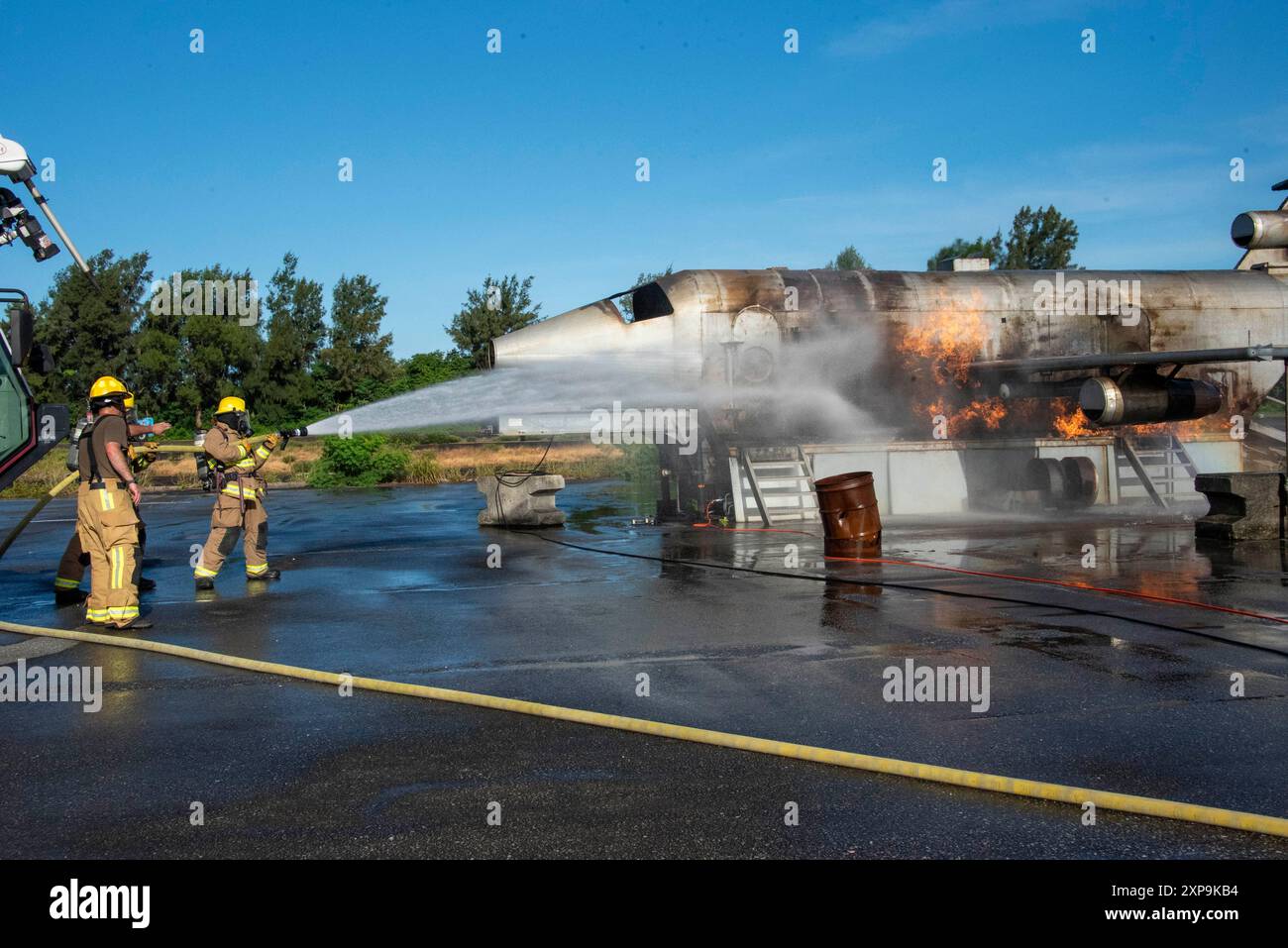 Gli avieri del 134th Civil Engineer Squadron e i Marines del Marine Wing Support Squadron 172 fuori da Camp Foster si addestrano congiuntamente alla base aerea di Kadena, Okinawa, Giappone, 10 luglio 2024. Incendi esterni vivi, incendi strutturali ed esercitazioni di vittime di massa sono solo alcuni degli addestramenti in cui le forze congiunte hanno integrato durante il 134° addestramento annuale del CES, dal 30 giugno al 13 luglio. Corsi di formazione come questi consentono la condivisione di competenze e conoscenze tra forze congiunte per migliorare positivamente le pratiche garantendo il successo della missione di tutte le unità coinvolte. (Foto della Guardia Nazionale aerea dello staff sergente Melissa Dearstone) Foto Stock
