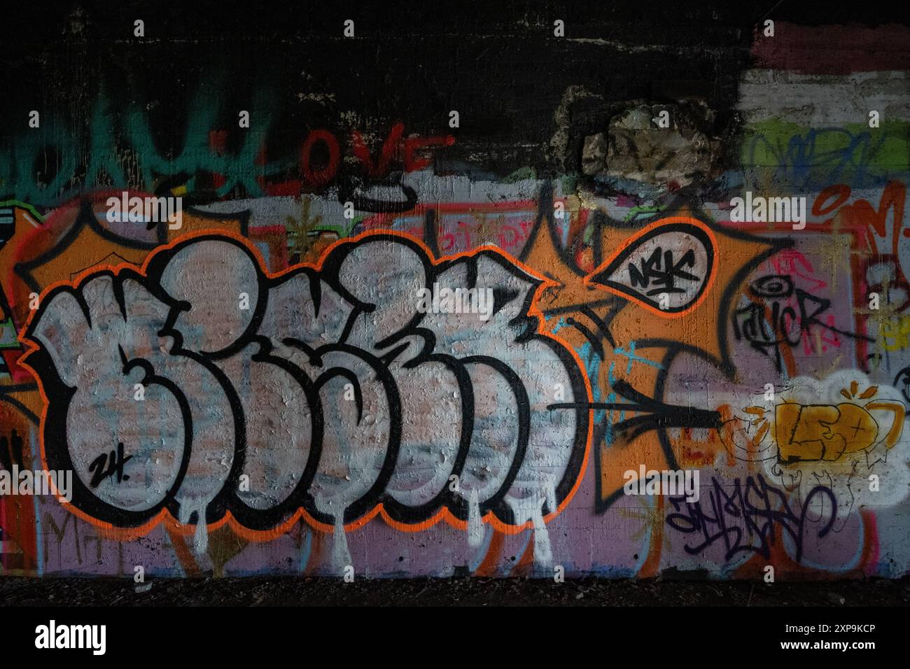 Le rovine di CFS Lac St. Denis, Québec, Canada e i suoi graffiti e danni strutturali. Foto Stock