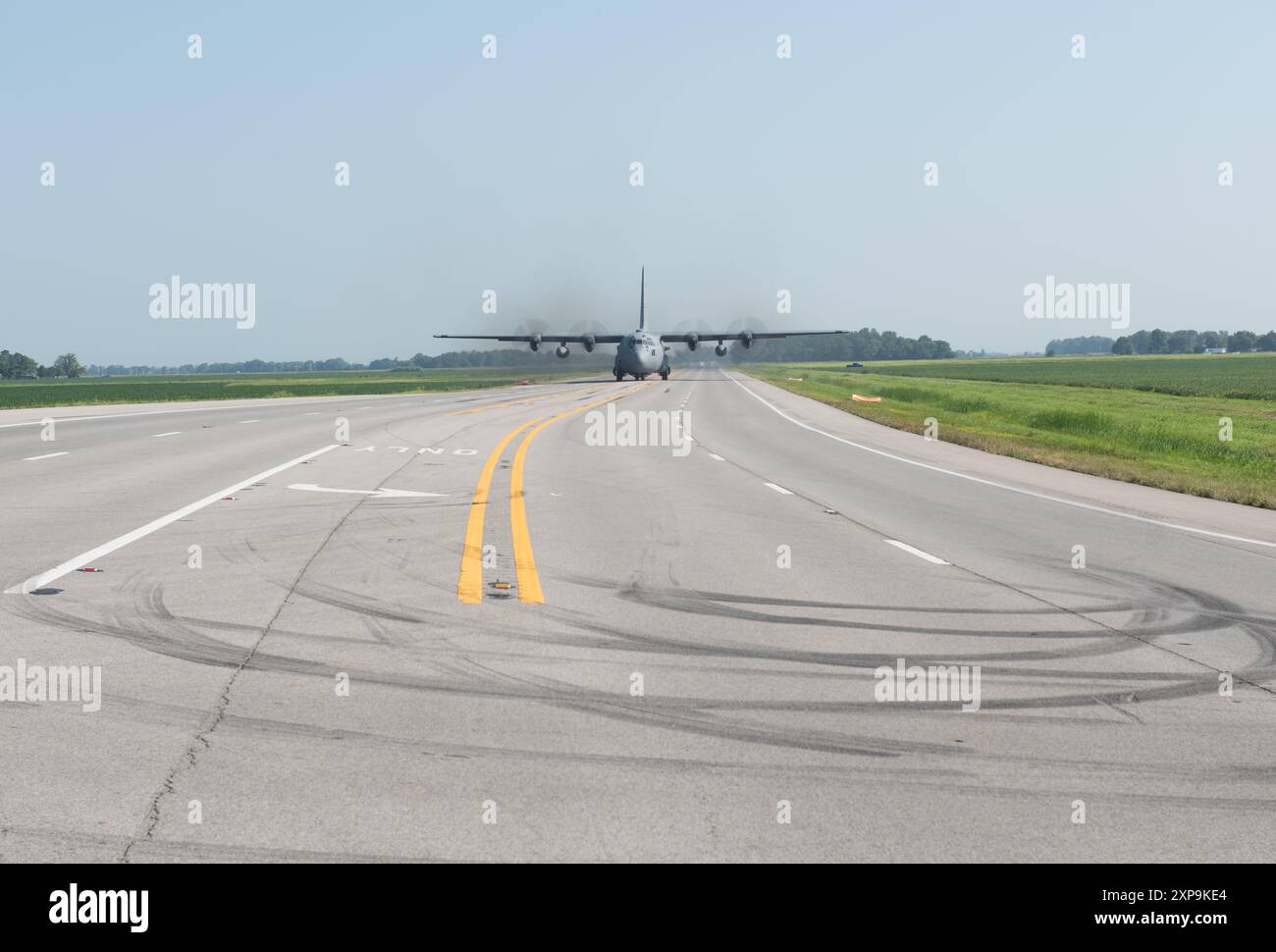 Un aereo cargo C-130H del 189th Airlift Wing atterra sulla Arkansas Highway 63 come parte di una missione di addestramento umanitario in collaborazione con la multinazionale operazione Emerald Warrior a Bono, Arkansas, 4 agosto 2024. Otto piloti hanno partecipato all'esercitazione di addestramento per affinare le loro abilità per l'atterraggio su una pista non tradizionale (U.S. Air National Guard foto di Airman 1st Class Samuel Zang) Foto Stock