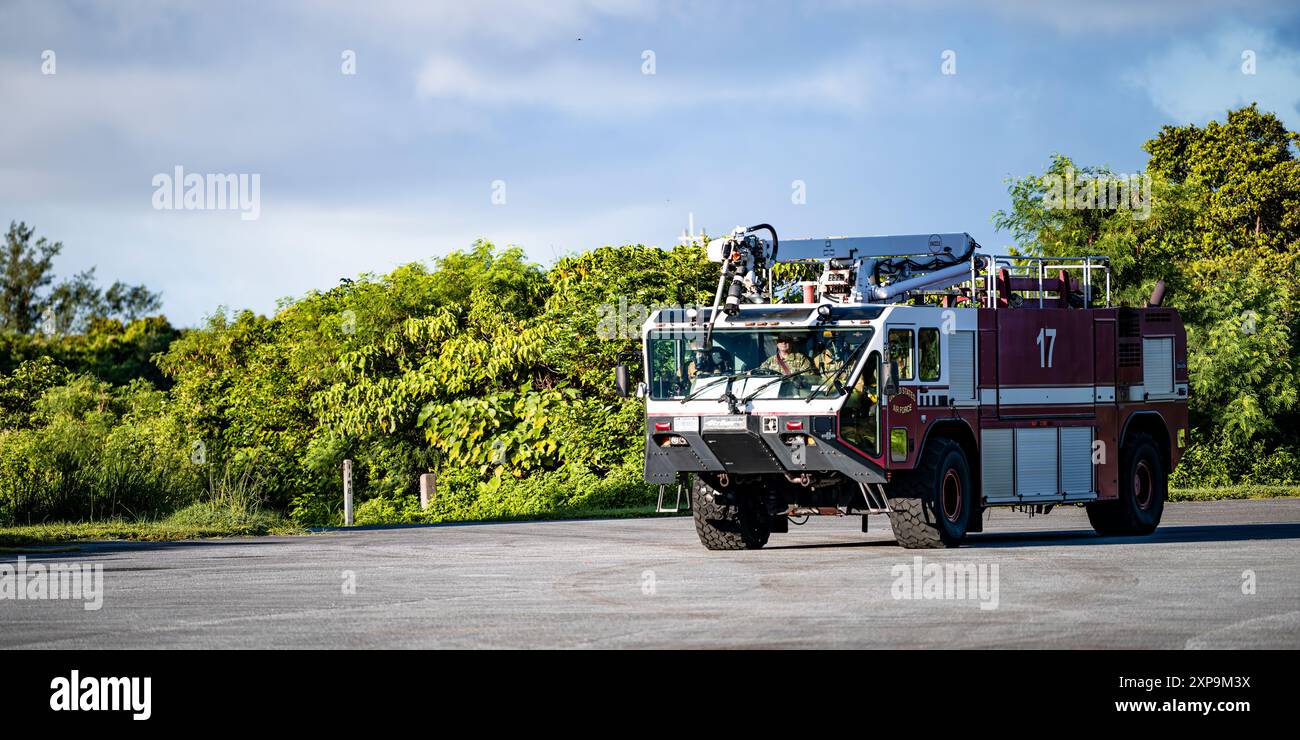 Gli avieri del 134th Civil Engineer Squadron e i Marines del Marine Wing Support Squadron 172 fuori da Camp Foster si addestrano congiuntamente alla base aerea di Kadena, Okinawa, Giappone, 10 luglio 2024. Incendi esterni vivi, incendi strutturali ed esercitazioni di vittime di massa sono solo alcuni degli addestramenti in cui le forze congiunte hanno integrato durante il 134° addestramento annuale del CES, dal 30 giugno al 13 luglio. (Foto della Guardia Nazionale aerea del Senior Airman Benjamin Cash) Foto Stock