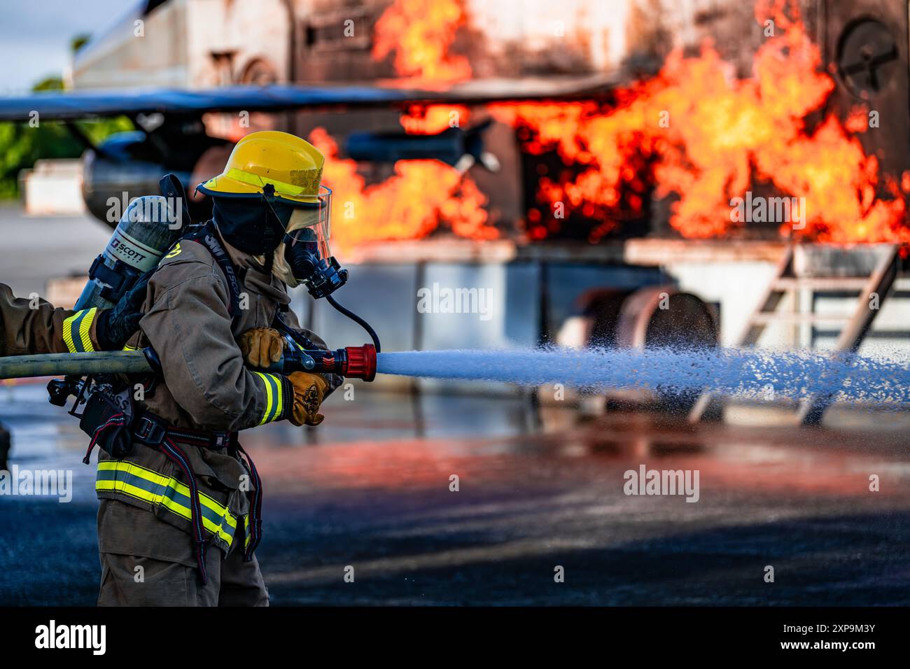 Gli avieri del 134th Civil Engineer Squadron e i Marines del Marine Wing Support Squadron 172 fuori da Camp Foster si addestrano congiuntamente alla base aerea di Kadena, Okinawa, Giappone, 10 luglio 2024. Incendi esterni vivi, incendi strutturali ed esercitazioni di vittime di massa sono solo alcuni degli addestramenti in cui le forze congiunte hanno integrato durante il 134° addestramento annuale del CES, dal 30 giugno al 13 luglio. Corsi di formazione come questi consentono la condivisione di competenze e conoscenze tra forze congiunte per migliorare positivamente le pratiche garantendo il successo della missione di tutte le unità coinvolte. (Foto della Guardia Nazionale aerea del Senior Airman Benjamin Cash) Foto Stock