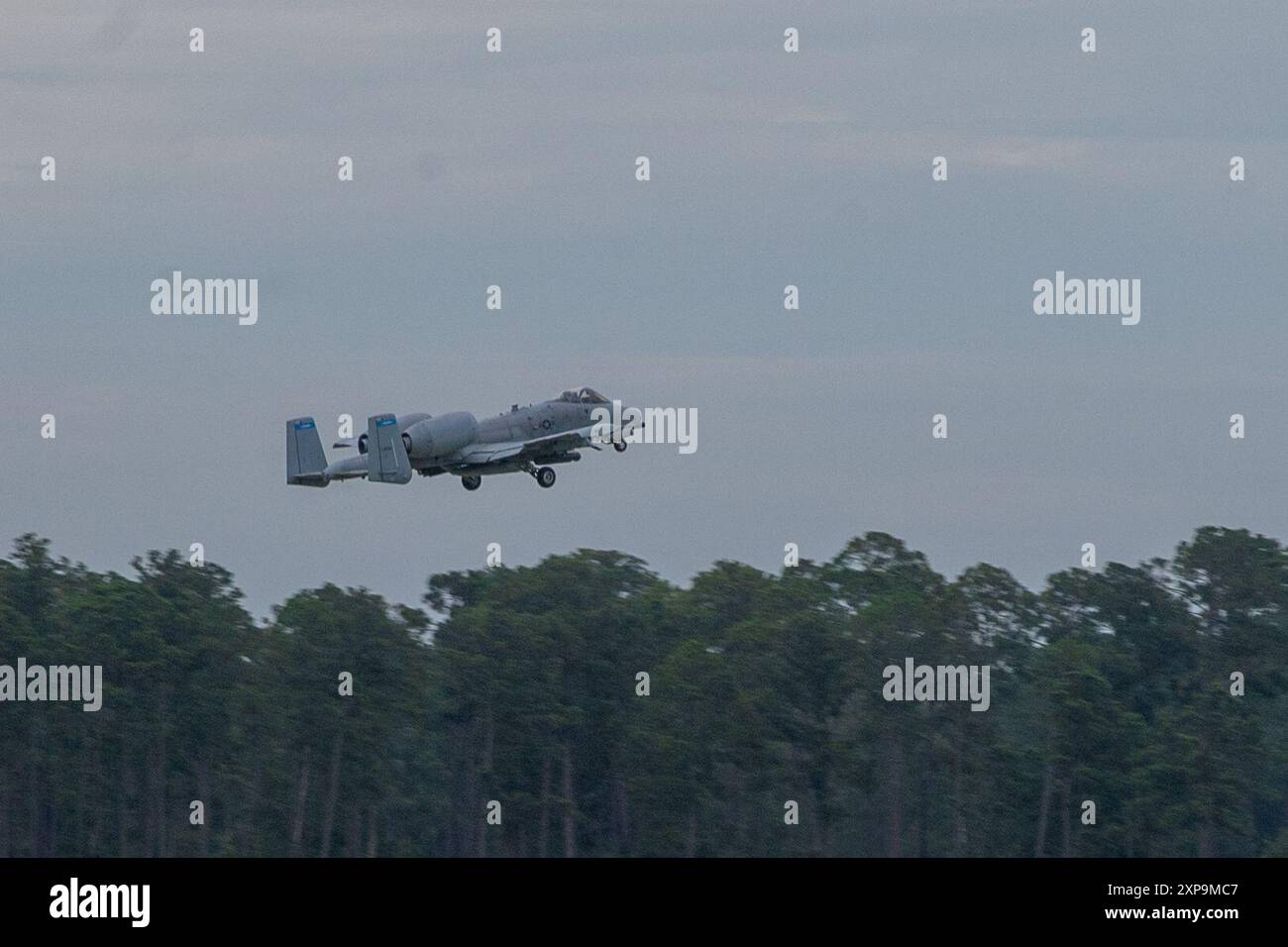 Un aereo A-10C Thunderbolt II della U.S. Air Force decolla alla Moody Air Force base, 4 agosto 2024. Gli esperti meteorologici del 23rd Operational Support Squadron hanno seguito la tempesta fin dal suo sviluppo iniziale, collaborando con il National Weather Service e il National Hurricane Center per ricevere aggiornamenti regolari sulle tempeste tropicali che entrano nel Golfo del Messico. (Foto U.S. Air Force di Airman 1st Class Cade Ellis) Foto Stock