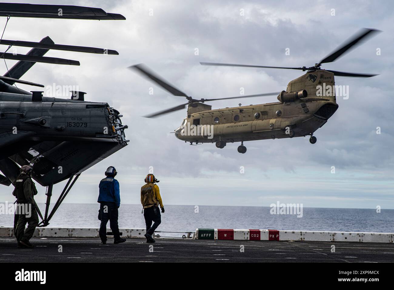 Un CH-47 Chinook dell'esercito statunitense, Unito al 3rd Battalion, 25th Aviation Regiment, 25th Combat Aviation Brigade, 25th Infantry Division, parte dal molo anfibio USS Somerset (LPD 25) dopo aver condotto qualifiche congiunte di atterraggio a bordo del Somerset al largo delle Hawaii il 2 agosto 2024. Elementi della 15th Marine Expeditionary Unit sono attualmente imbarcati a bordo del Boxer Amphibious Ready Group che conduce operazioni di routine nella 3rd Fleet degli Stati Uniti. (Foto del corpo dei Marines degli Stati Uniti del sergente Patrick Katz) Foto Stock