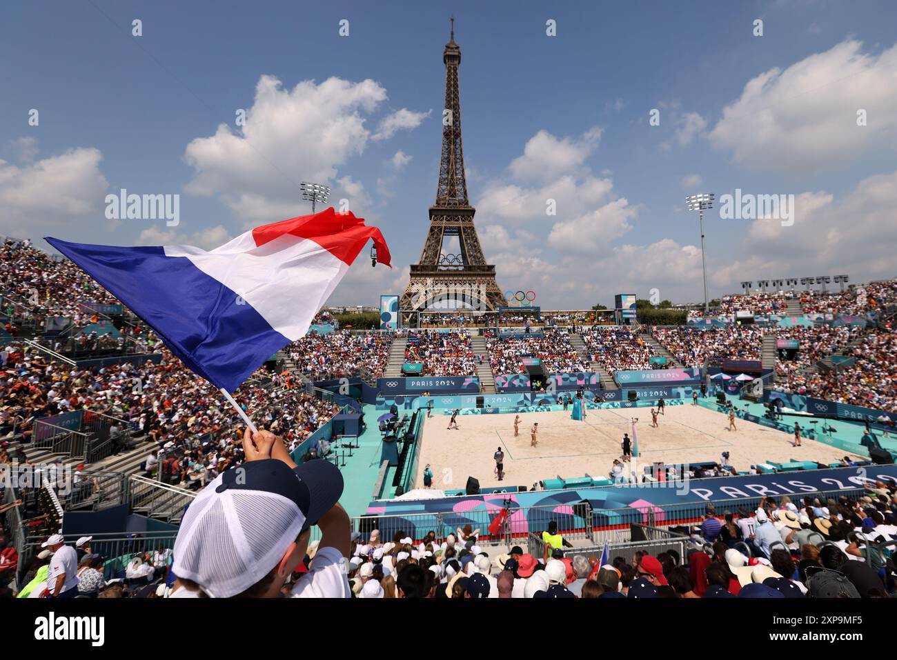 Parigi, Francia. 2 agosto 2024. Vista generale dello stadio Beach volley: Partita preliminare femminile durante i Giochi Olimpici di Parigi 2024 allo stadio della Torre Eiffel di Parigi, Francia. Crediti: AFLO SPORT/Alamy Live News Foto Stock