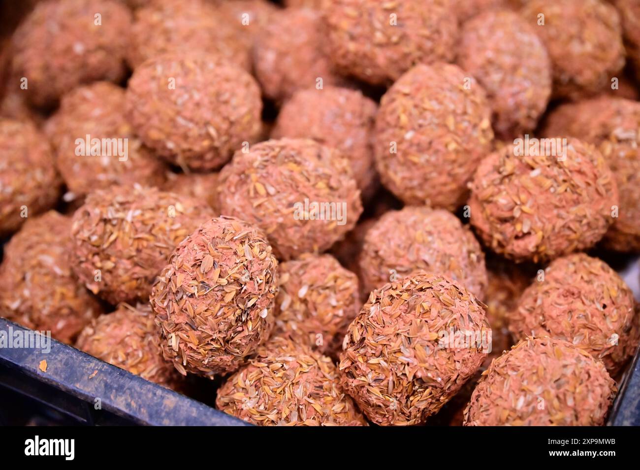 Scopri le uova rosse del secolo d'argilla, realizzate con uova d'anatra di alta qualità, marinate in una speciale argilla ricca di minerali per un sapore e un aspetto distinti. Foto Stock