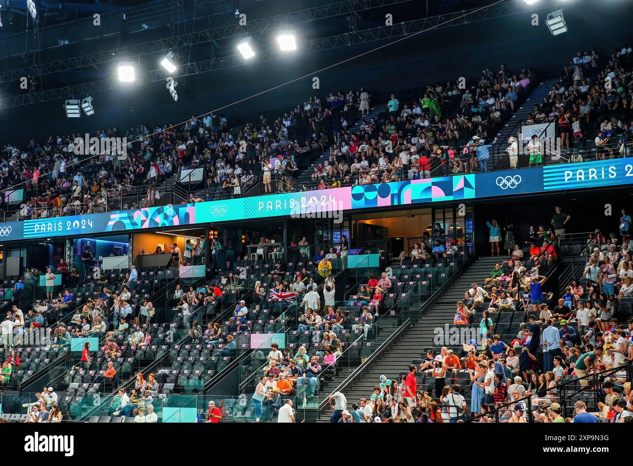 Parigi, Francia - 2 agosto 2024 : tifosi che partecipano alla gara di trampolino all'Arena di Bercy durante le Olimpiadi estive di Parigi 2024 Foto Stock