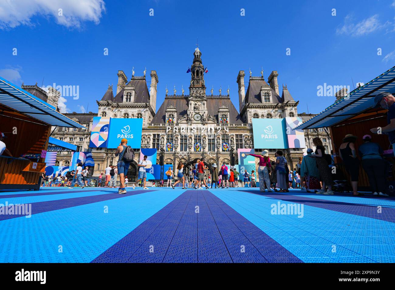Parigi, Francia - 2 agosto 2024 : facciata del Municipio di Parigi decorata per un evento speciale durante le Olimpiadi estive di Parigi 2024 Foto Stock