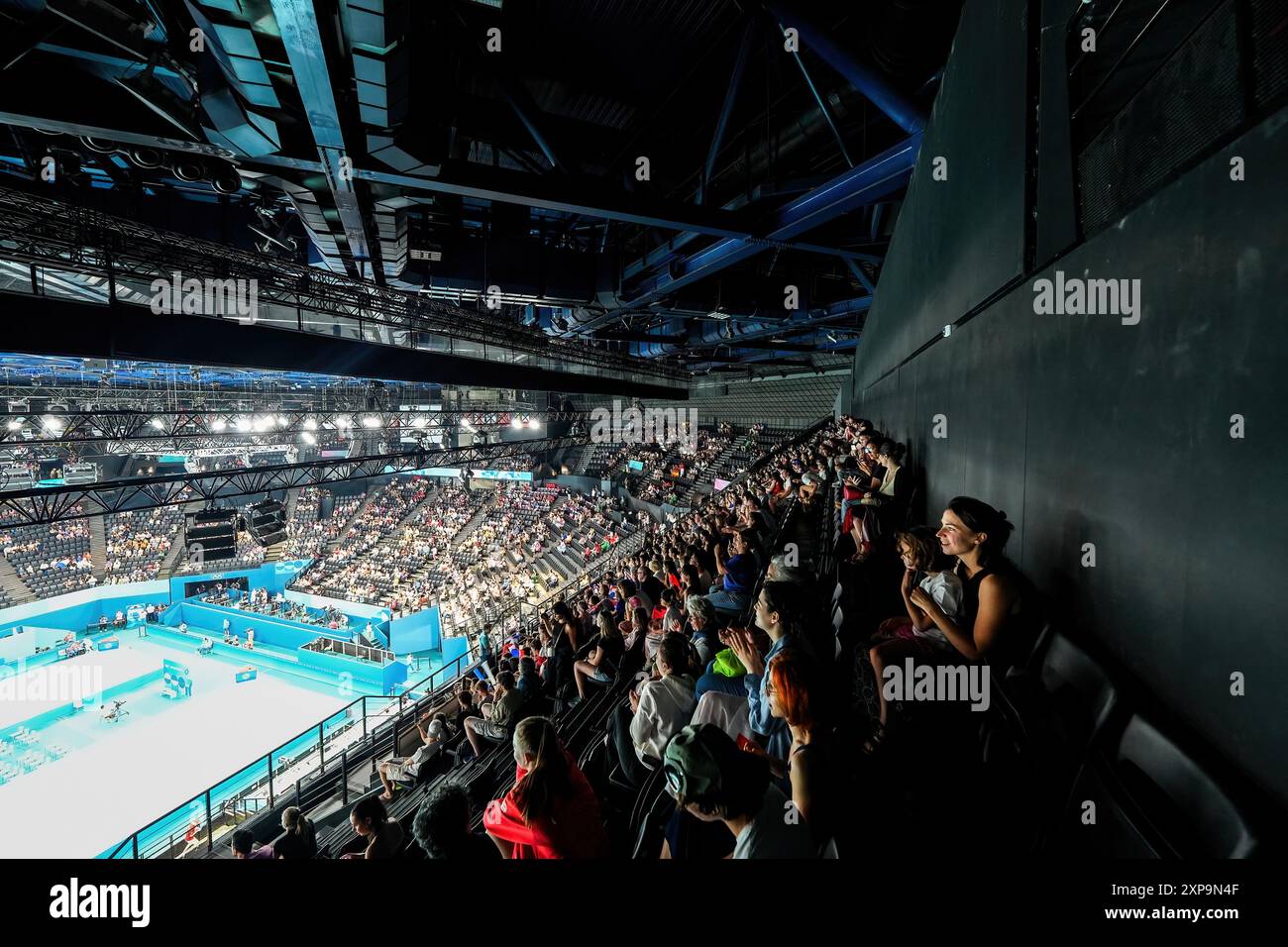 Parigi, Francia - 2 agosto 2024 : tifosi che partecipano alla gara di trampolino all'Arena di Bercy durante le Olimpiadi estive di Parigi 2024 Foto Stock