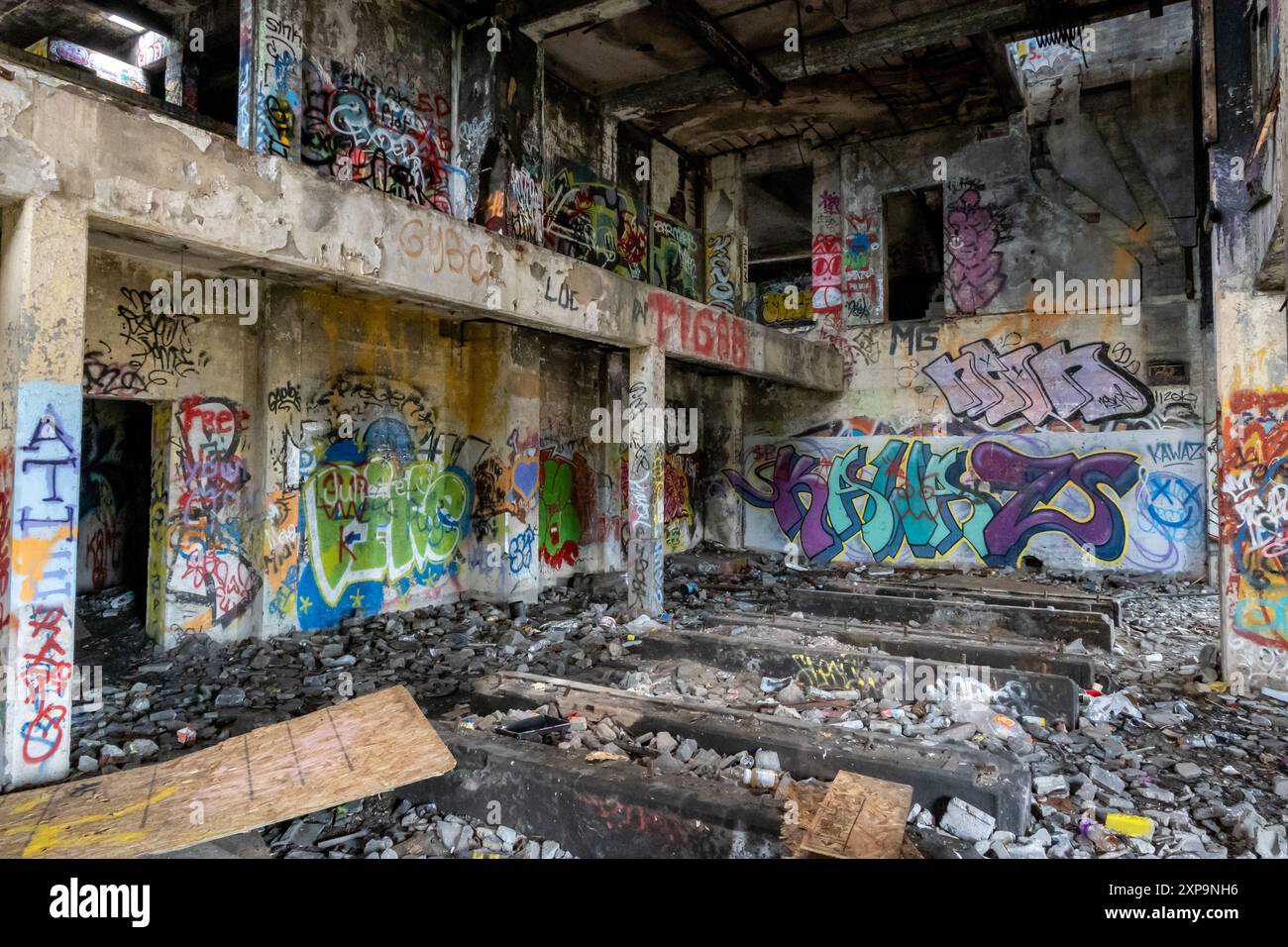 Le rovine di CFS Lac St. Denis, Québec, Canada e i suoi graffiti e danni strutturali. Foto Stock