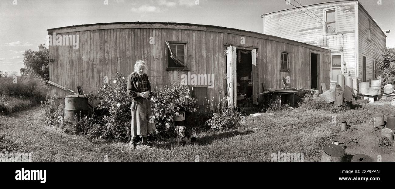 Ritratto della 85enne Dorothea Bergman (Mrs. George R. Bergman) e del suo cane Curly fuori casa loro a Balfour, ND - Mrs. Bergman e di suo marito Foto Stock