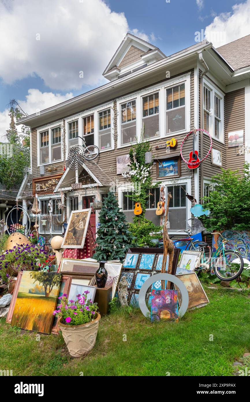 Installazione artistica e curiosi manufatti disseminati nel cortile anteriore e in una casa nel sud di Minneapolis, Minnesota. Foto Stock