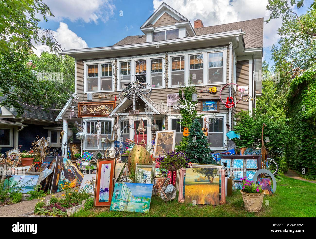 Installazione artistica e curiosi manufatti disseminati nel cortile anteriore e in una casa nel sud di Minneapolis, Minnesota. Foto Stock