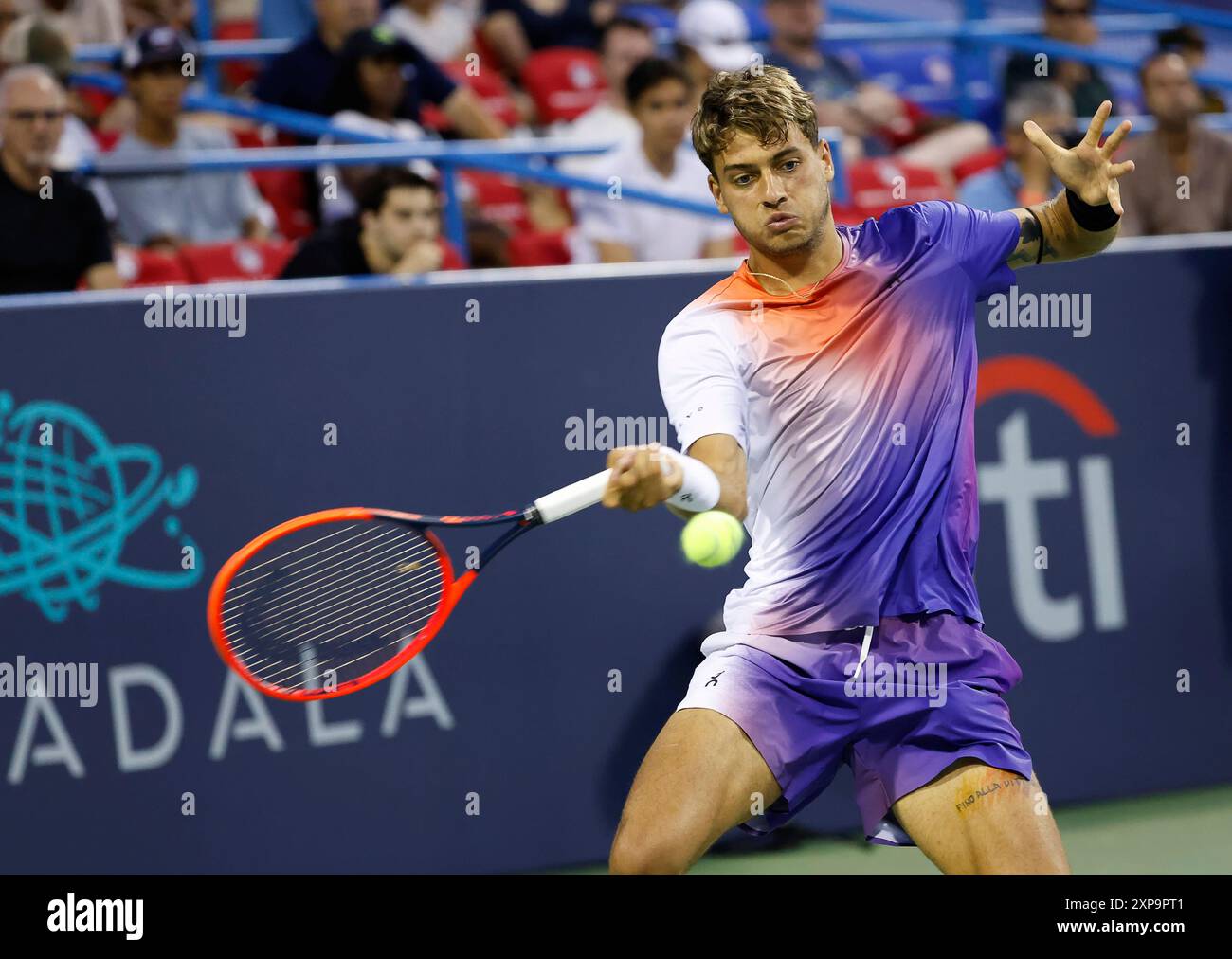 Washington DC, Stati Uniti. 4 agosto 2024: Flavio Cobolli (ITA) colpisce un colpo durante la finale del torneo di tennis Mubadala Citi DC Open 2024 che si gioca al Rock Creek Park Tennis Center di Washington, DC Justin Cooper/CSM Credit: Cal Sport Media/Alamy Live News Foto Stock