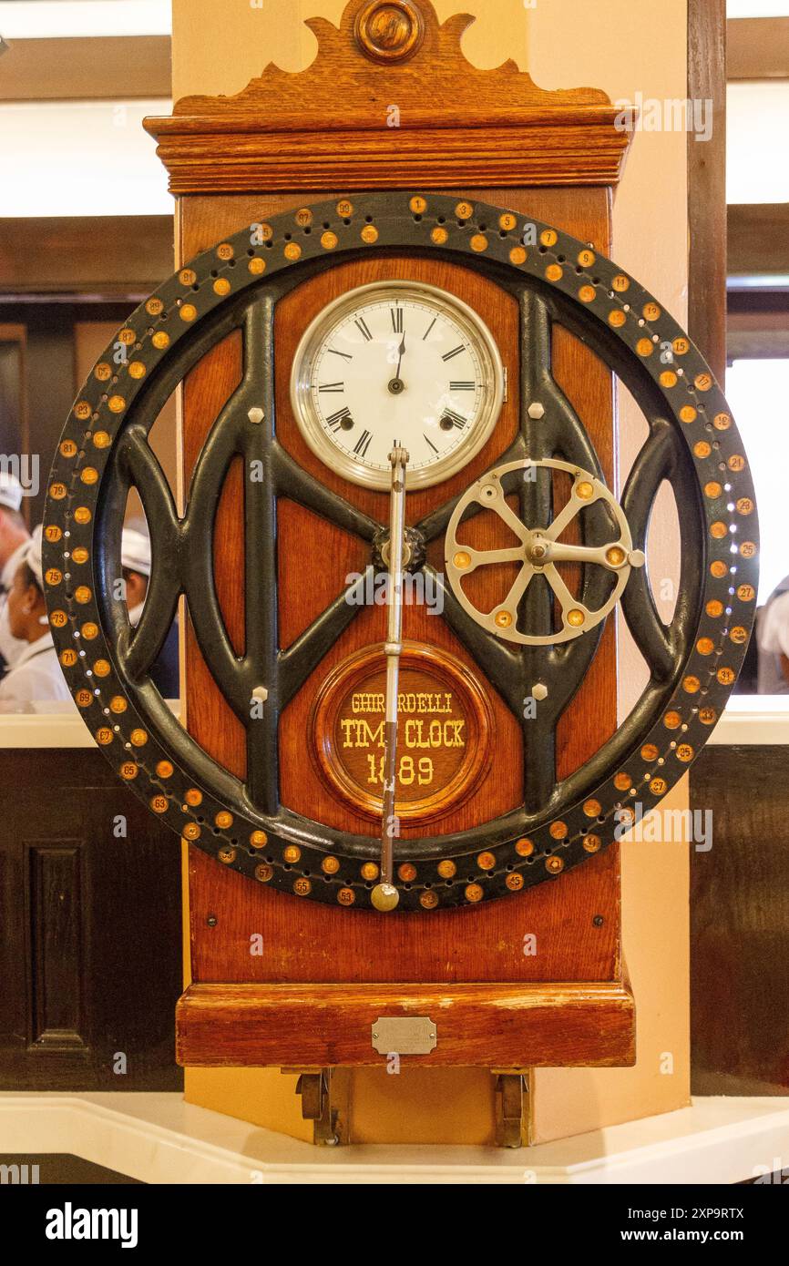 Un orologio vintage all'interno della fabbrica di cioccolato Ghiraderlli a San Francisco, California. Foto Stock