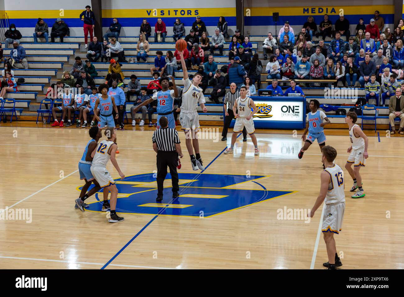 Una partita di basket IHSAA tra i Blackhawk Christian Braves e i Wayne Generals inizia con una pallina da salto nel campo centrale di Fort Wayne, Ind. Foto Stock