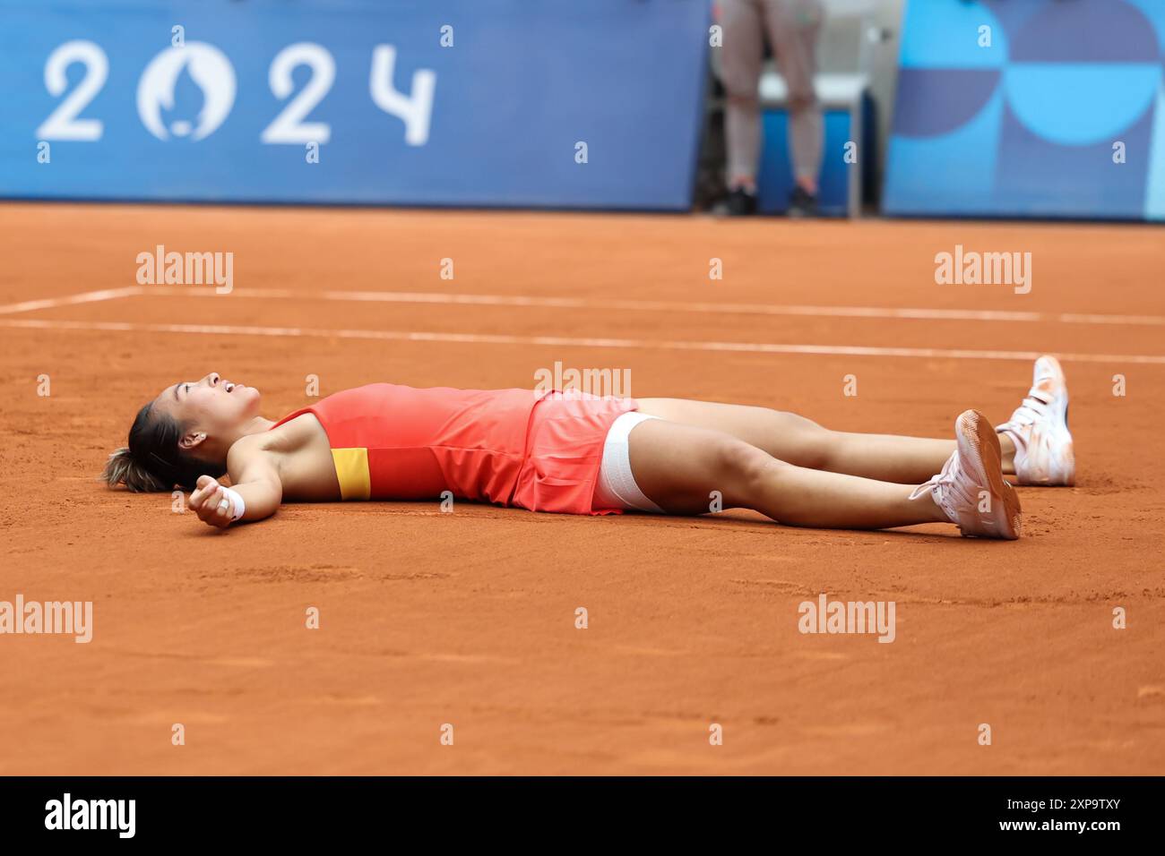 **CINESE CONTINENTALE, HONG KONG, MACAO E TAIWAN FUORI** il tennista professionista cinese Zheng Qinwen ha sconfitto il tennista professionista croato Don Foto Stock