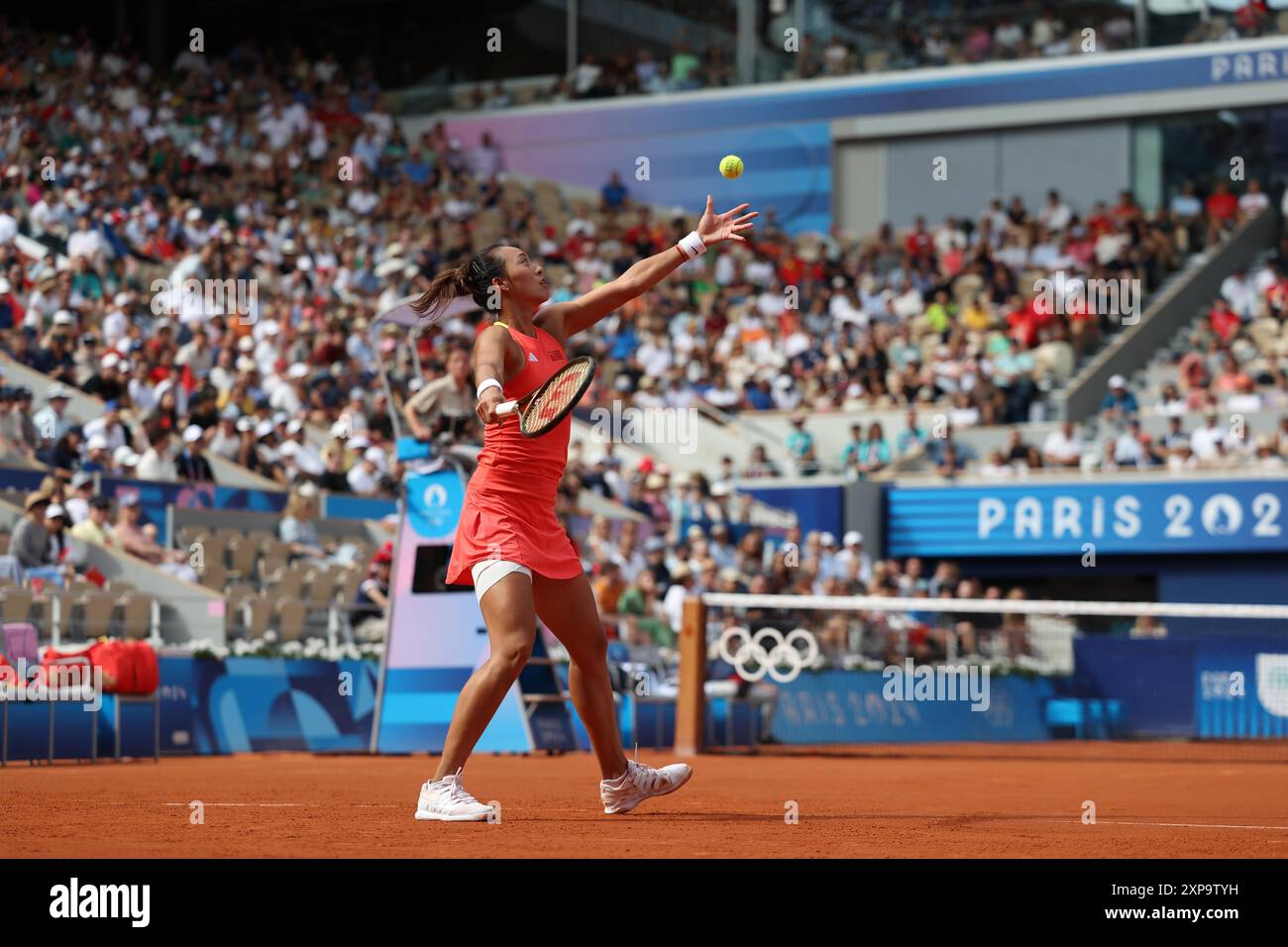 **CINESE CONTINENTALE, HONG KONG, MACAO E TAIWAN FUORI** il tennista professionista cinese Zheng Qinwen ha sconfitto il tennista professionista croato Don Foto Stock