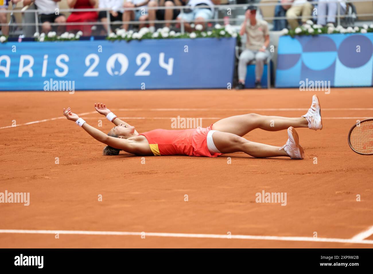 **CINESE CONTINENTALE, HONG KONG, MACAO E TAIWAN FUORI** il tennista professionista cinese Zheng Qinwen ha sconfitto il tennista professionista croato Don Foto Stock