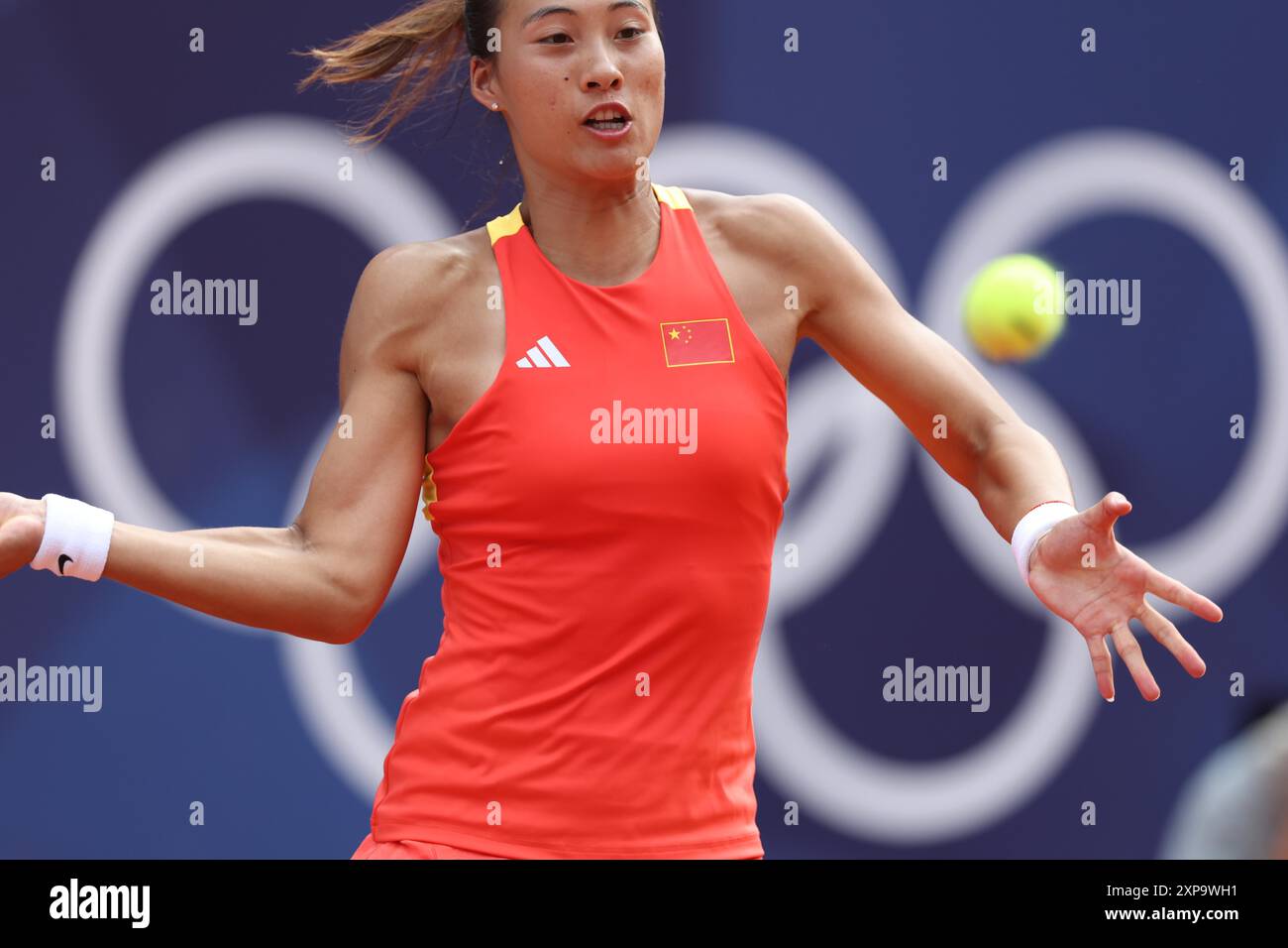 **CINESE CONTINENTALE, HONG KONG, MACAO E TAIWAN FUORI** il tennista professionista cinese Zheng Qinwen ha sconfitto il tennista professionista croato Don Foto Stock