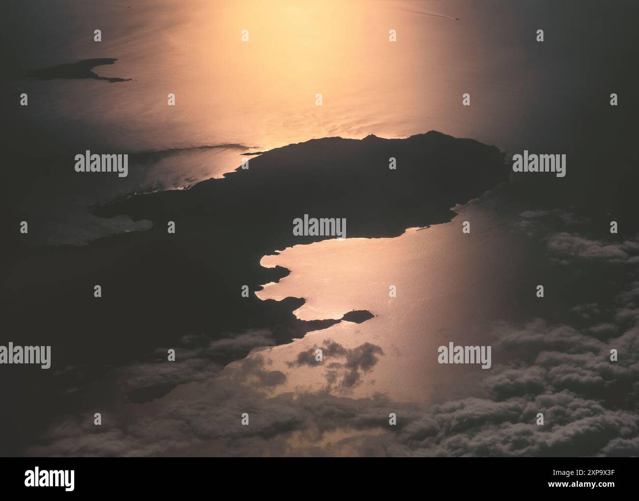 Veduta aerea dell'isola d'Elba al tramonto Foto Stock