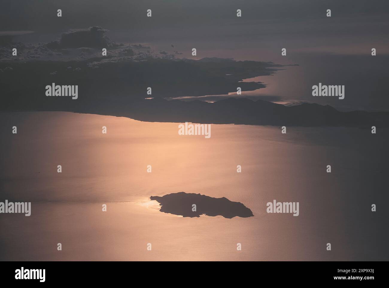 Vista aerea di Capraia e della costa settentrionale della Corsica al tramonto Foto Stock