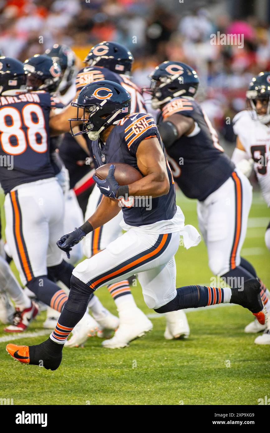 1 agosto 2024: Chicago Bears n. 23 Roschon Johnson corre con la palla contro gli Houston Texans durante la Hall of Game a Canton. Mike Wulf/CSM Foto Stock