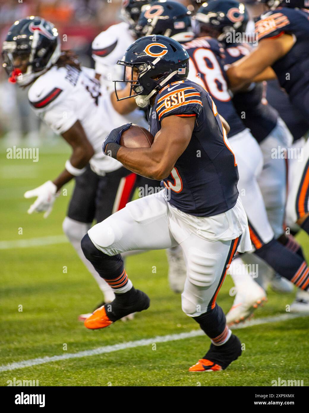 1 agosto 2024: Chicago Bears n. 23 Roschon Johnson corre con la palla contro gli Houston Texans durante la Hall of Game a Canton. Mike Wulf/CSM Foto Stock