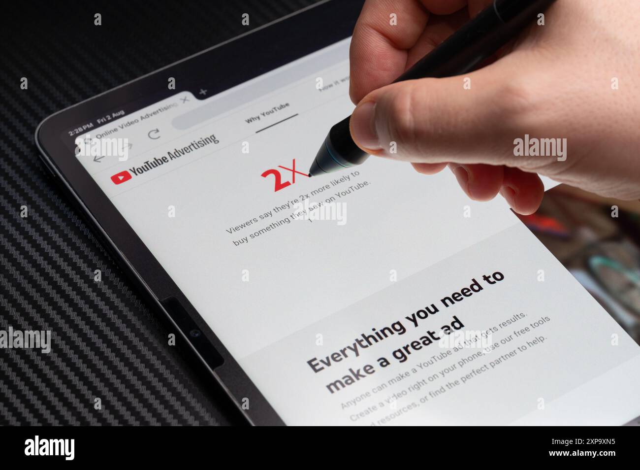 New York, USA - 2 agosto 2024: Menu di aiuto per la pubblicità su YouTube sulla macro dello schermo del tablet vista ravvicinata Foto Stock